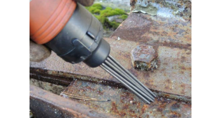 quitar oxido con un martillo de agujas neumático