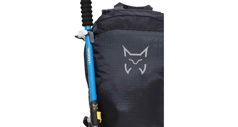 Mochila con sujeción para bastones  