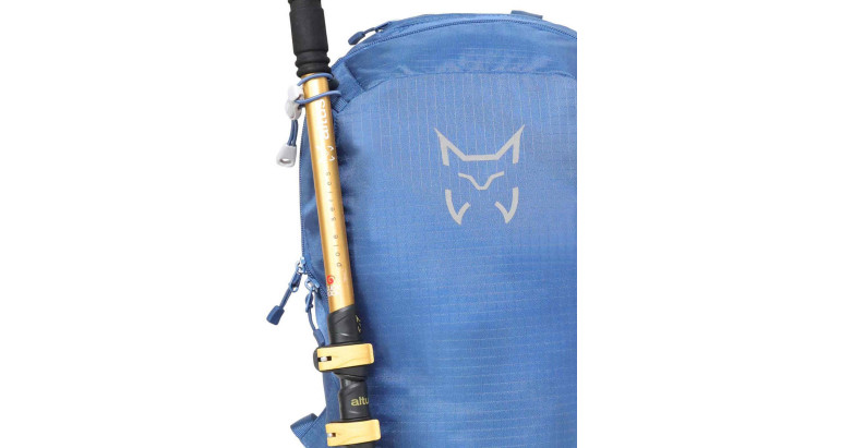 Mochila con sujeción para bastones  