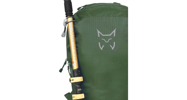 Mochila con sujeción para bastones  