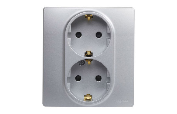 BASE ENCHUFE DOBLE 2P+T PLATA SERIE NILOE