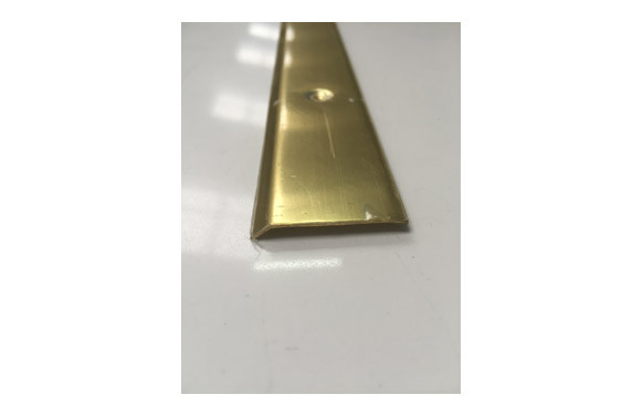 CUBREJUNTA MOQUETA 1 PESTAÑA LATON TORNILLO 83 CM-35 MM