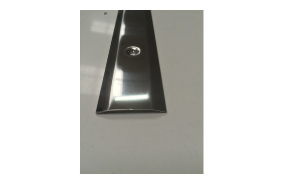 CUBREJUNTA MOQUETA 2 PESTAÑA INOX TORNILLO 73CM-35 MM